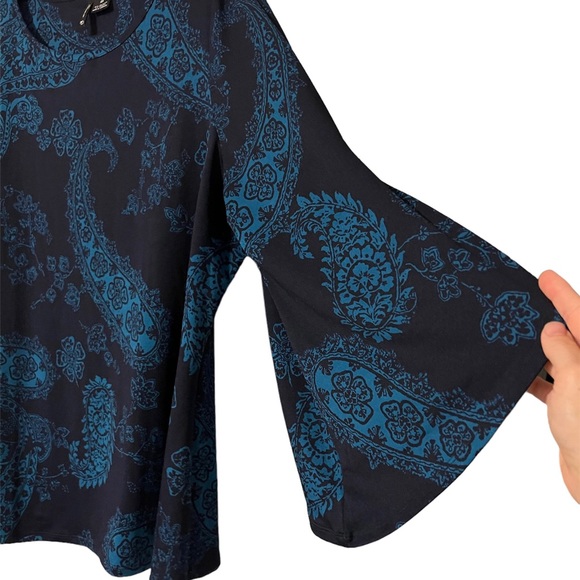 ❌❌SOLD❌❌New Directions Curvy Blouse - Picture 2 of 3